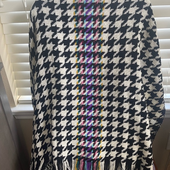 Chico’s Houndstooth Ruana Ponchó - Picture 2 of 10